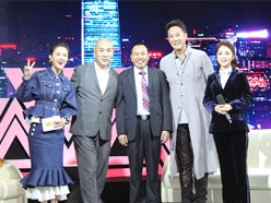新望董事長羅永輝與著名歌星劉尊老師、汪正正老師、郭津彤老師、主持人雅琪在北京電視臺錄制節目現場親切合影